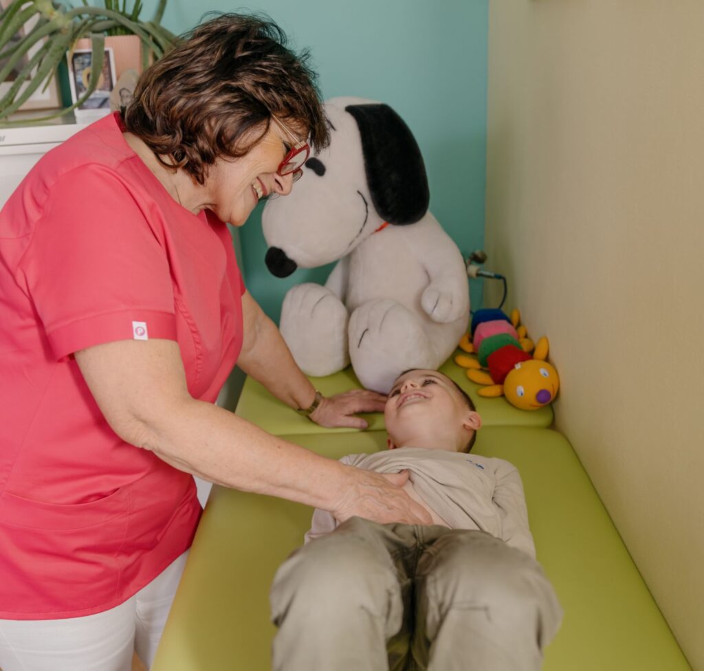 Mudr Jozefa Jurigová vyšetruje pacienta v Ambulancii Detského lekára Jurigová v Prešove